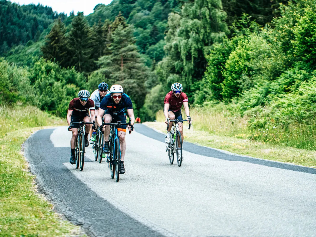 Des cyclosportifs s'entrainant à rouler en peloton. 