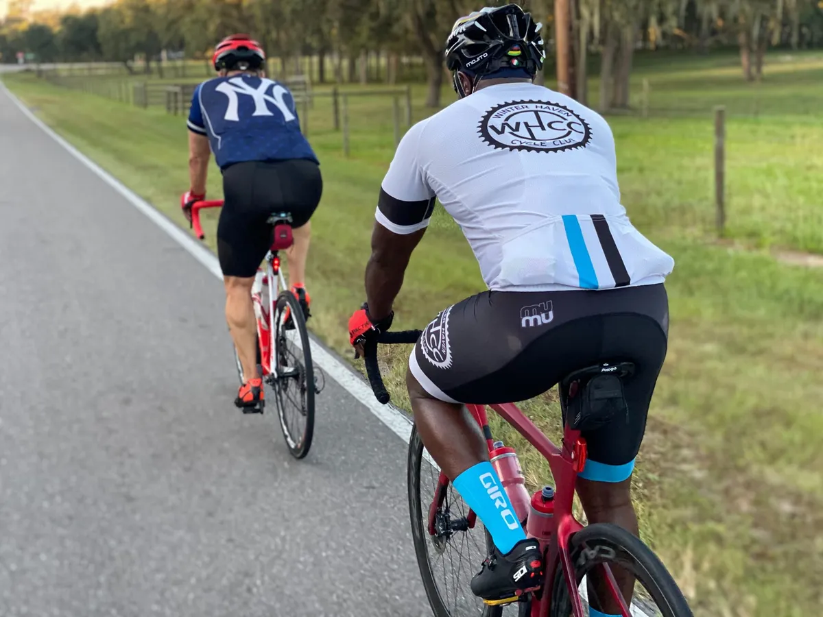 Deux cyclosportifs à l'entrainement
