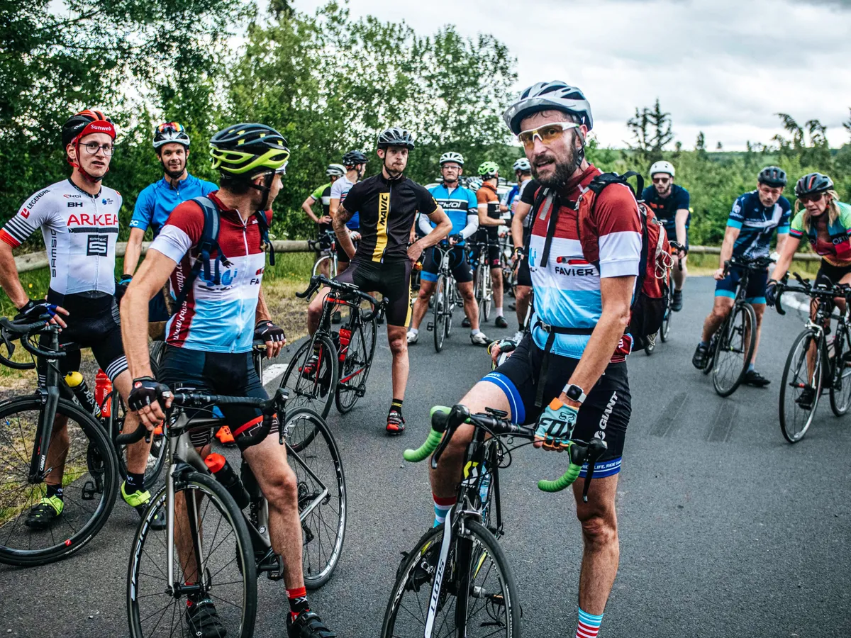 Groupe de cyclistes au départ d'un entraînement en vue de leur première cyclosportive