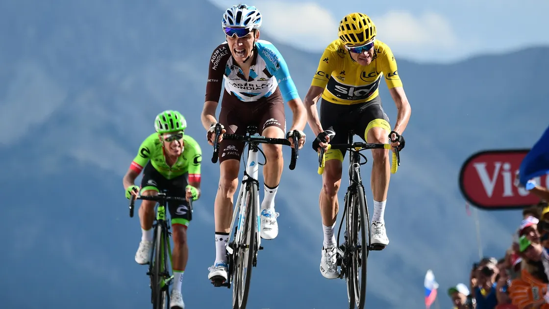 Chris Froome à la lutte avec Romain Bardet au sommet de l'Izoard en 2017
