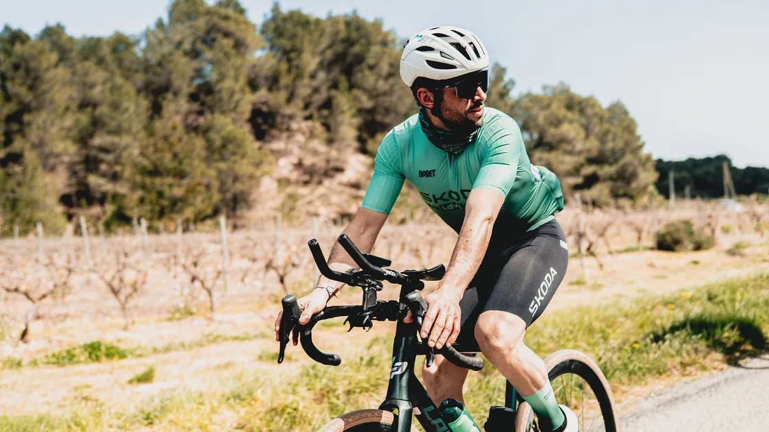 Gilet coupe-vent léger rangé dans la poche arrière d'un maillot de cycliste