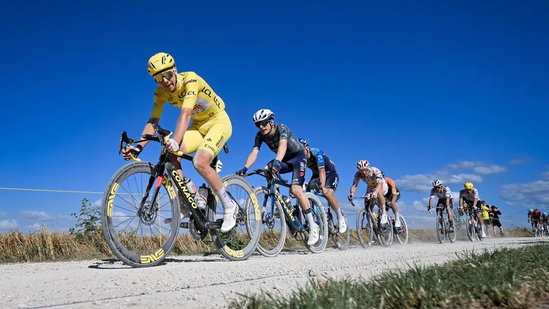Maillot Jaune dans un chemin de terre