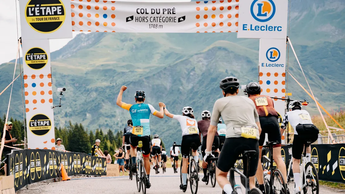 Cyclistes au sommet du col du Pré dans le massif du Beaufortain