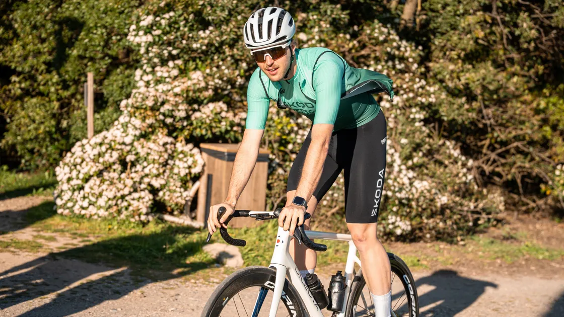 Cyclistes en maillot à manches courtes et cuissard court par temps doux de printemps (15-20°)