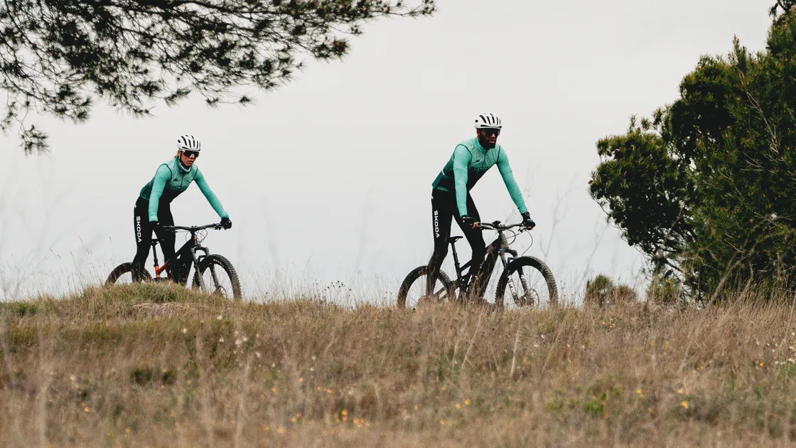VTT debout sur les pédales