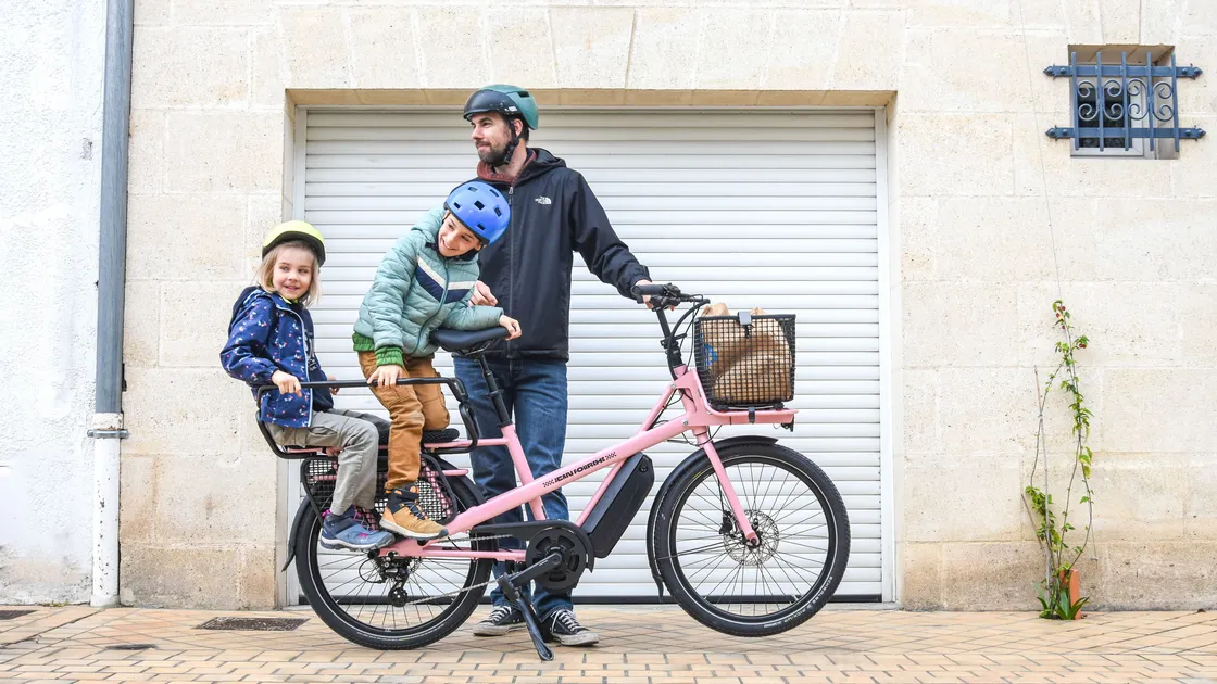 Le longtail permet de transporter à vélo sur son porte-bagages