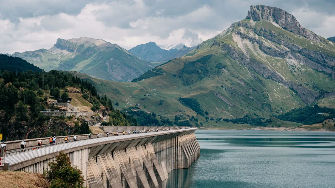 Vue des cyclistes depuis le barrage de Roselend