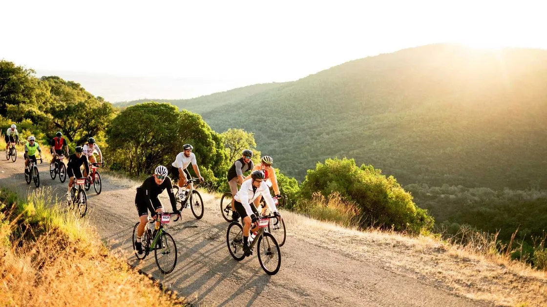 Cycliste gravel sous un levé de soleil