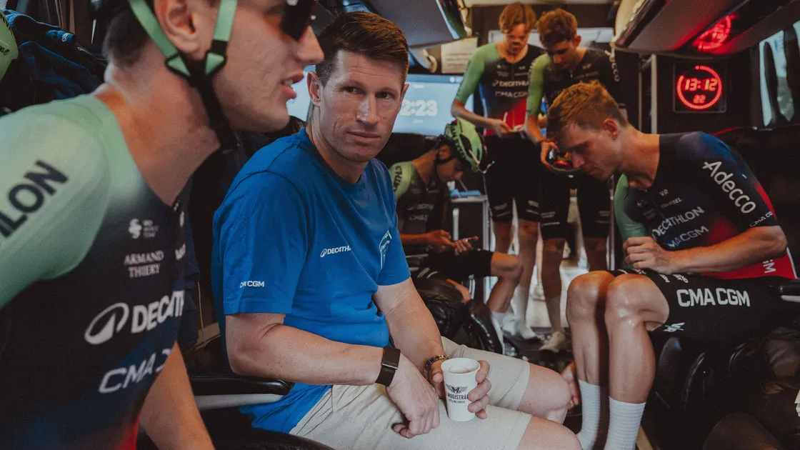 Un café dans la team Decathlon CMA-CGM