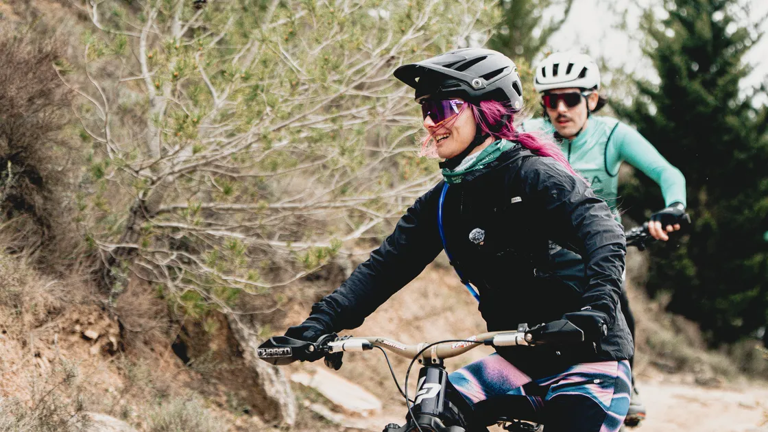 Le regard loin isabeau à VTT