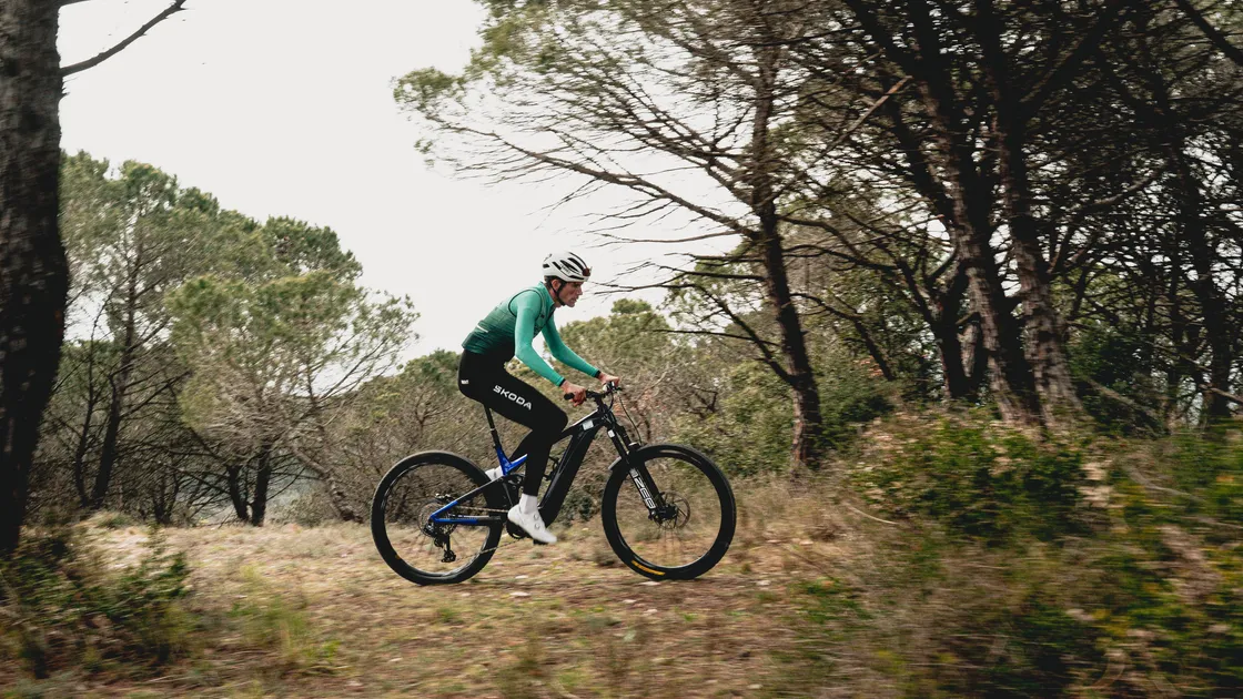 VTT qui progresse dans un sentier vtt