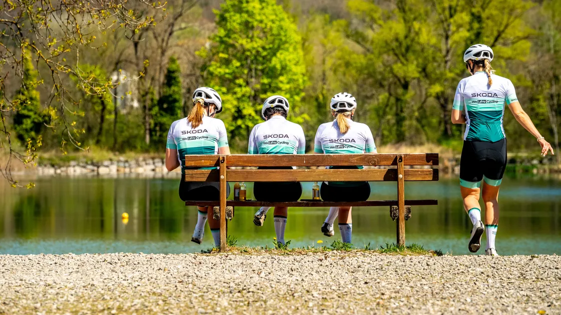 Cycliste assis sur un banc