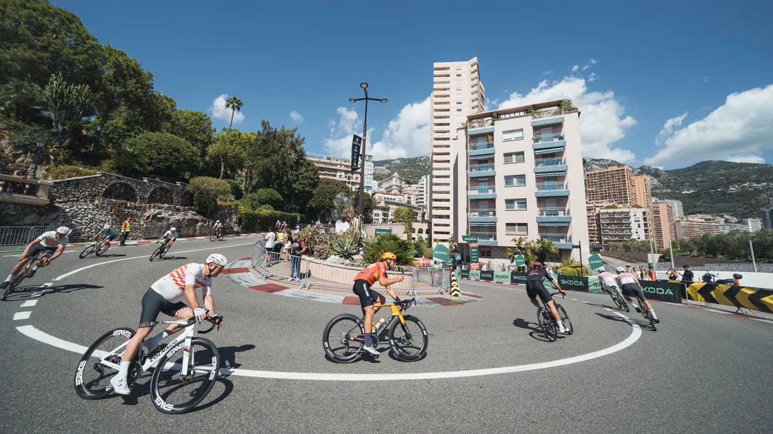 Des cyclistes dans les rues de Monaco