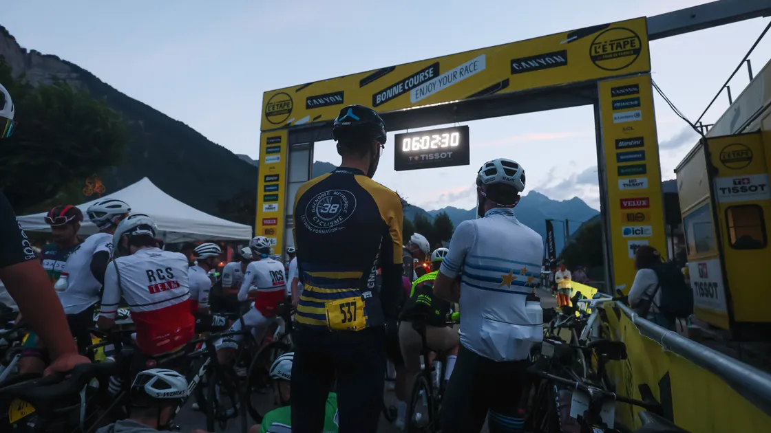 Cyclistes prenant le départ d'une cyclosportive