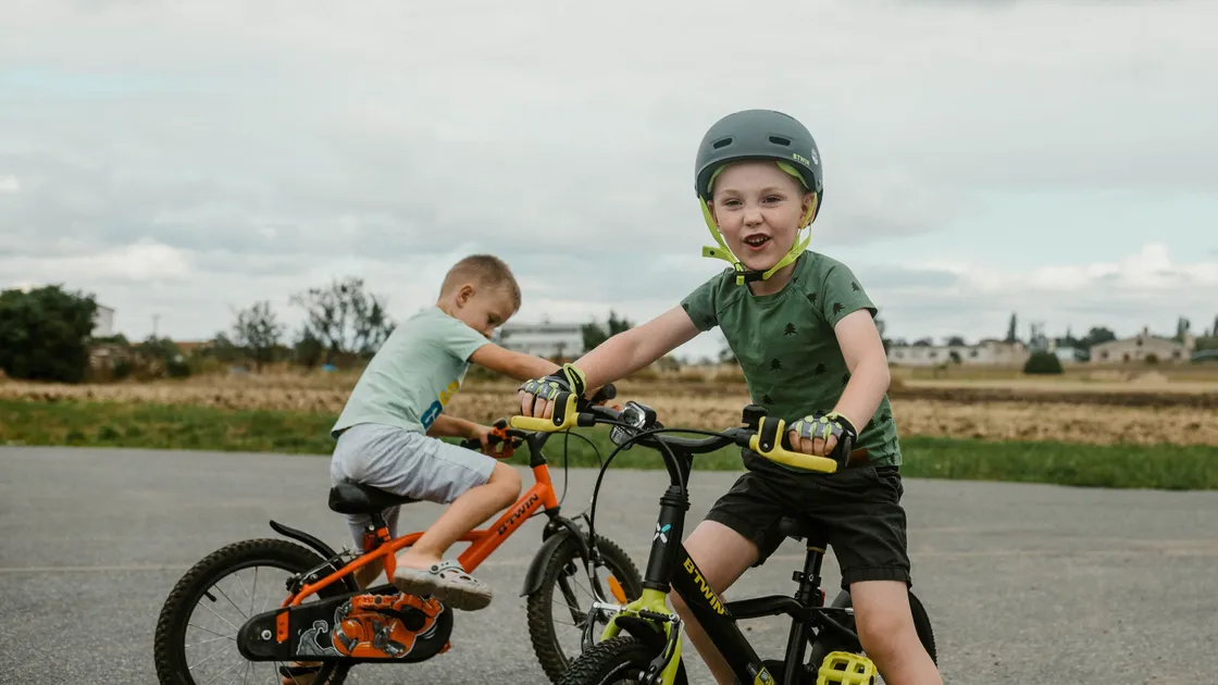 On commence le vélo par la draisienne