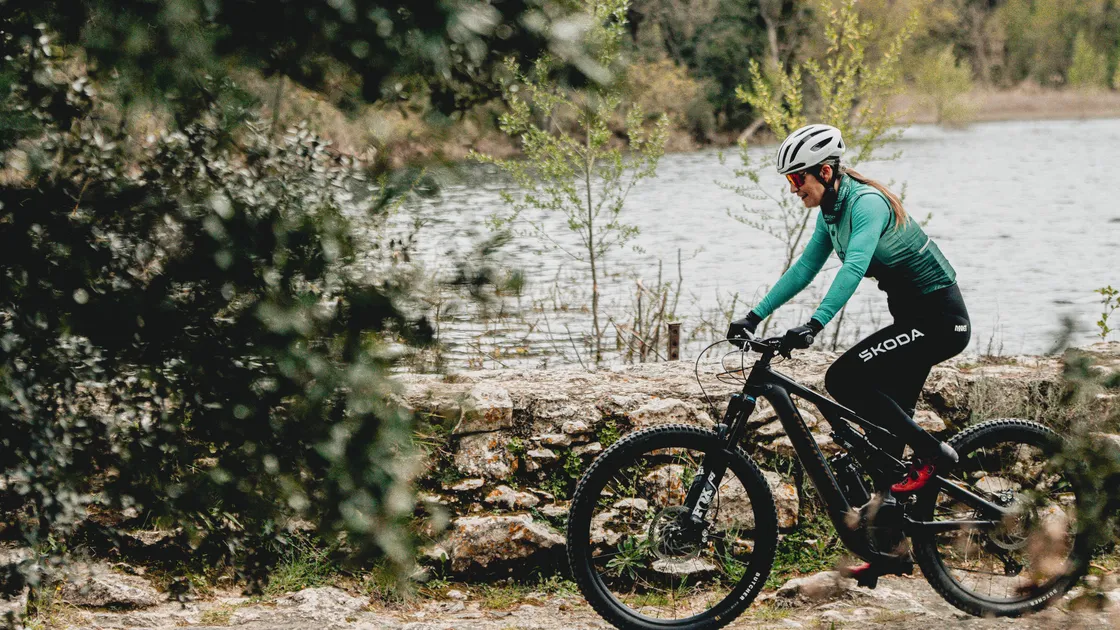 VTT le long d'un lac