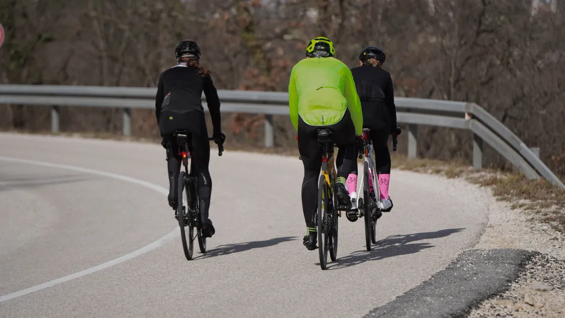 Cyclistes en tenue hivernale avec veste coupe-vent, gants longs et bonnet sous le casque (0-8°)