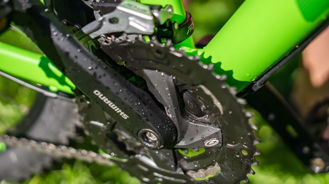 Application de dégraissant vélo sur la chaîne et la cassette