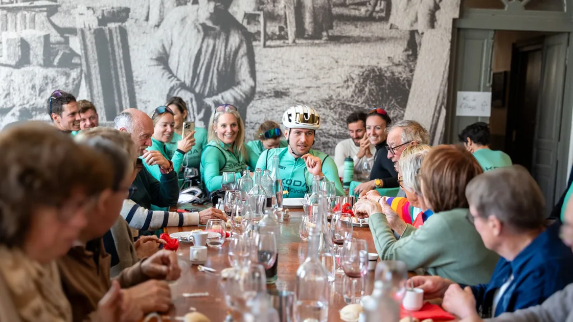 Des cyclistes au café