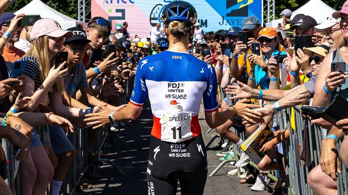 Marie Le Net qui check le public avant un critérium