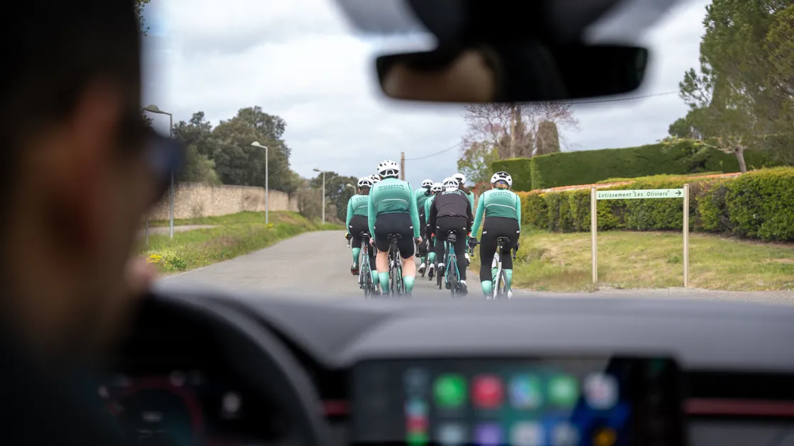 vu voiture d'un peloton