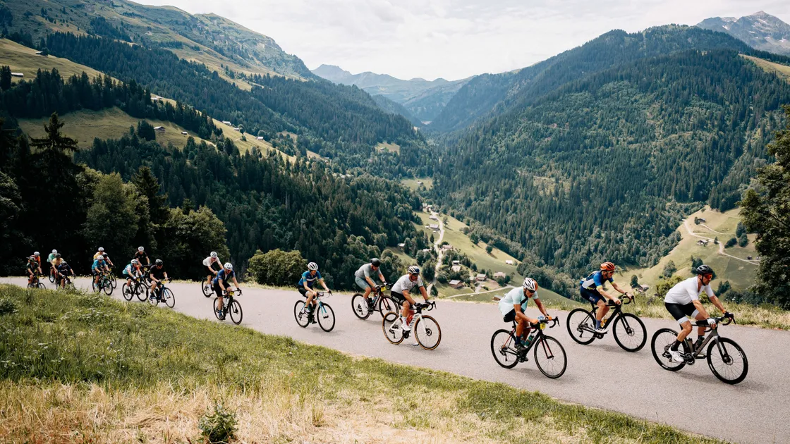Peloton en train de grimper un col sur l'Etape du Tour de France