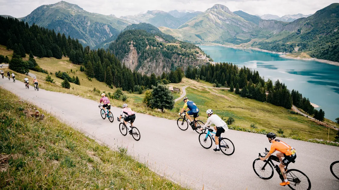 Descente du col du Pré avec vue sur le barrage de Roselend