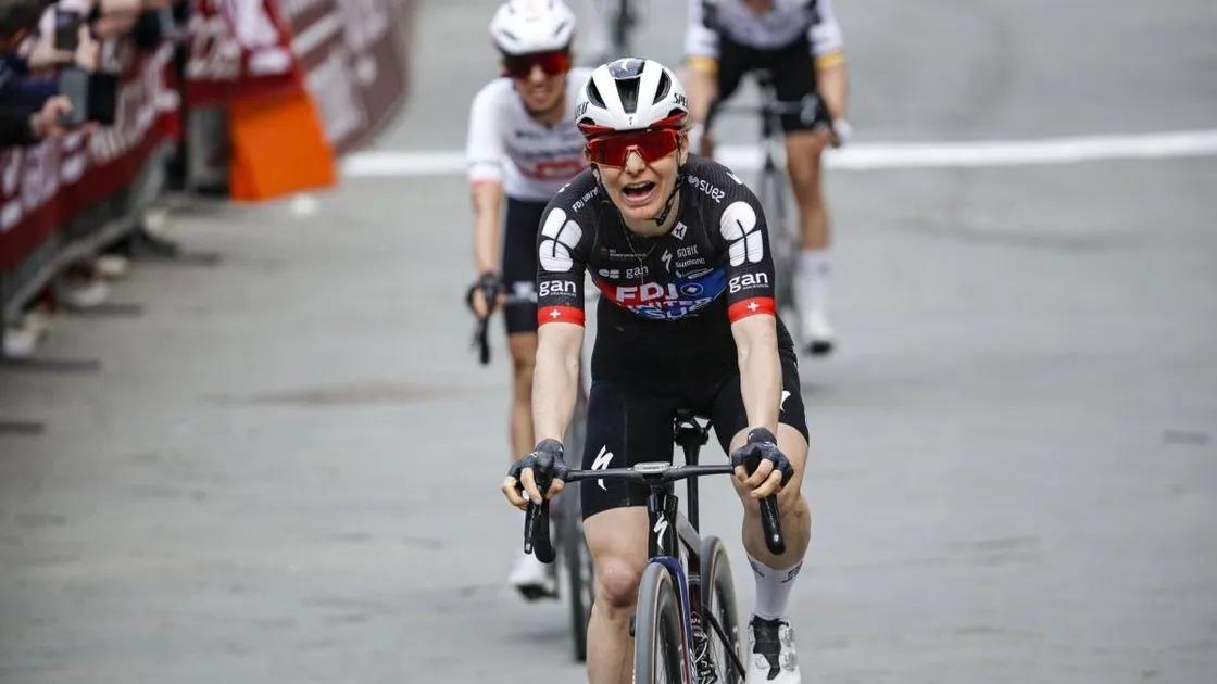 Elise Chabbey qui chanchit la ligne d'arrivée Strade Bianche